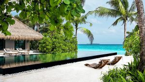 Cheval Blanc Randheli - La piscine et la plage d'une Island Villa