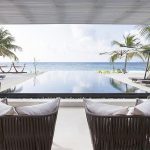 Cheval Blanc Randheli - Le salon, la terrasse et la piscine d'une Island Villa