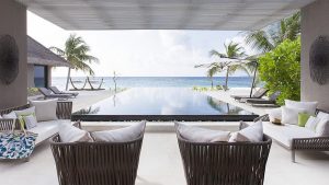 Cheval Blanc Randheli - Le salon, la terrasse et la piscine d'une Island Villa