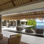 Cheval Blanc Randheli - Le salon et vue sur la piscine d'une Island Villa