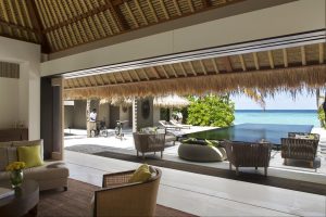 Cheval Blanc Randheli - Le salon et vue sur la piscine d'une Island Villa