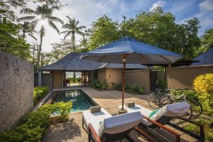 Constance Ephelia Seychelles - La piscine et cour intérieure d'une Beach Villa