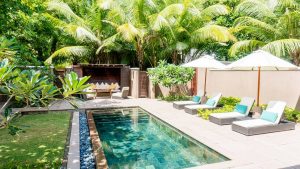 Constance Ephelia Seychelles - La piscine et les transats d'une Beach Villa