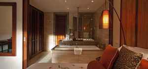 Constance Ephelia Seychelles - La chambre et la salle de bains d'une Senior Suite