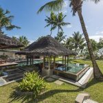 Constance Lemuria Seychelles - Le jardin et la piscine d'une Pool Villa