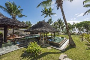 Constance Lemuria Seychelles - Le jardin et la piscine d'une Pool Villa