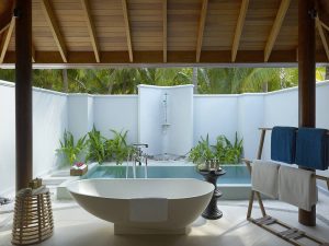 Dusit Thani Maldives - la salle de bains et piscine d'une Beach Pool Villa
