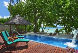 Hilton Seychelles Labriz - La piscine et terrasse d'une Deluxe Beachfront Pool Villa