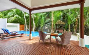 Hilton Seychelles Labriz - La terrasse et piscine d'une Sanctuary Pool Villa