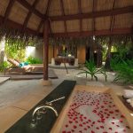 Constance Halaveli Maldives - La salle de bains semi-ouverte d'une Beach Villa