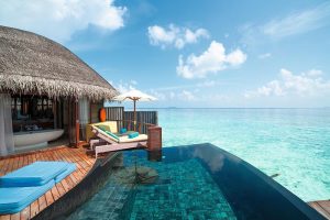 Constance Halaveli Maldives - La piscine et la terrasse d'une Water Villa