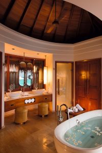 Constance Halaveli Maldives - La salle de bains d'une Water Villa