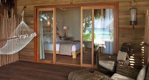 Constance Moofushi Maldives - Chambre et terrasse d'une Beach Villa