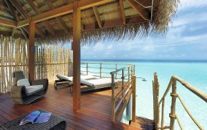 Constance Moofushi Maldives - La terrasse d'une Senior Water Villa