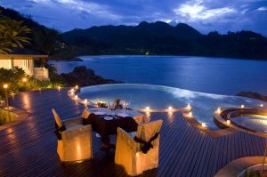 Banyan Tree Seychelles - Dîner au bord de la piscine de la Royal Banyan Ocean View Pool Villa