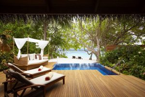 Baros Maldives - La terrasse et la plage d'une Baros Pool Villa
