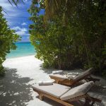 Baros Maldives - les chaises longues et l'accès à la plage d'une Deluxe Villa