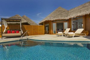 la terrasse et la chambre d'une Water Pool Villa au Baros Maldives situé dans l'Atoll Malé Nord à 25 minutes de Malé, la capitale des Maldives