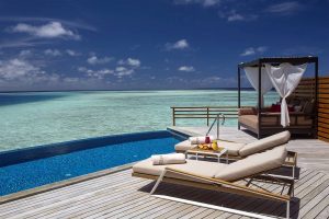 Baros Maldives - la terrasse et la vue sur le lagon d'une Water Pool Villa