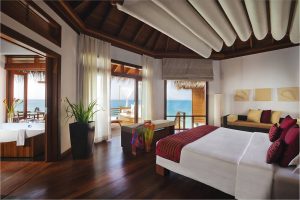 Baros Maldives - La chambre et la terrasse d'une Water Villa