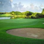 Constance Belle Mare Plage - un green et deux bunkers du parcours de golf Links