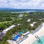 Constance Belle Mare Plage - Une vue aérienne de la plage, du bâtiment principal et du golf