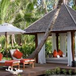 Denis Island Private Seychelles - La pagode et les chaises longues d'une Beachfront Cottage Spa