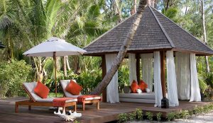 Denis Island Private Seychelles - La pagode et les chaises longues d'une Beachfront Cottage Spa