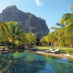 Dinarobin Beachcomber Golf Resort & Spa - Une piscine et le Morne