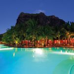 Dinarobin Beachcomber Golf Resort & Spa - La piscine principale au crépuscule