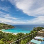 Four Seasons Resort Seychelles - Chaises longues, piscine et vue d'une Serenity Villa
