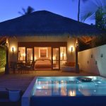 Huvafen Fushi - La piscine au crépuscule et un Deluxe Beach Pool Bungalow