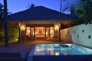 Huvafen Fushi - La piscine au crépuscule et un Deluxe Beach Pool Bungalow