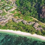 Kempinski Seychelles Resort - Une vue aérienne des chambres et des collines
