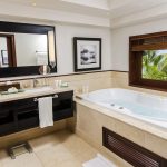 LUX Le Morne - La salle de bains d'une Honeymoon Junior Suite