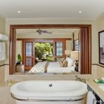 LUX Le Morne - La baignoire et la chambre d'une Prestige Junior Suite