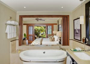 LUX Le Morne - La baignoire et la chambre d'une Prestige Junior Suite