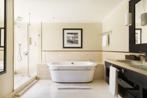 LUX Le Morne - La salle de bains d'une Prestige Junior Suite