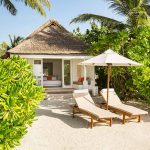 LUX South Ari Atoll - La terrasse et les chaises longues d'une Beach Villa