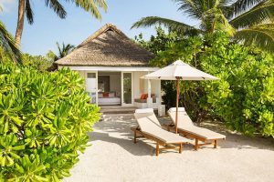 LUX South Ari Atoll - La terrasse et les chaises longues d'une Beach Villa