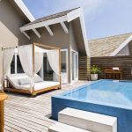 LUX South Ari Atoll - La terrasse, la piscine et le canapé d'une Romantic Pool Water Villa