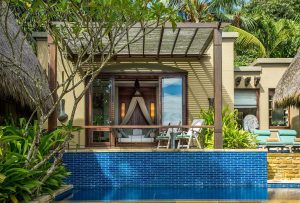 MAIA Luxury Resort & Spa - La chambre, la piscine et la véranda d'une MAIA Signature Villa