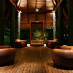 MAIA Luxury Resort & Spa - Le pavillon d'arrivée le soir