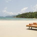 MAIA Luxury Resort & Spa - La plage et chaises longues