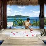 MAIA Luxury Resort & Spa - Préparation d'un bain par le majordome