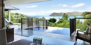 Raffles Seychelles - Le séjour et la terrasse d'une Panoramic View Villa à une chambre