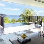 Raffles Seychelles - Le séjour et la terrasse d'une Panoramic View Villa à une chambre