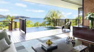 Raffles Seychelles - Le séjour et la terrasse d'une Panoramic View Villa à une chambre